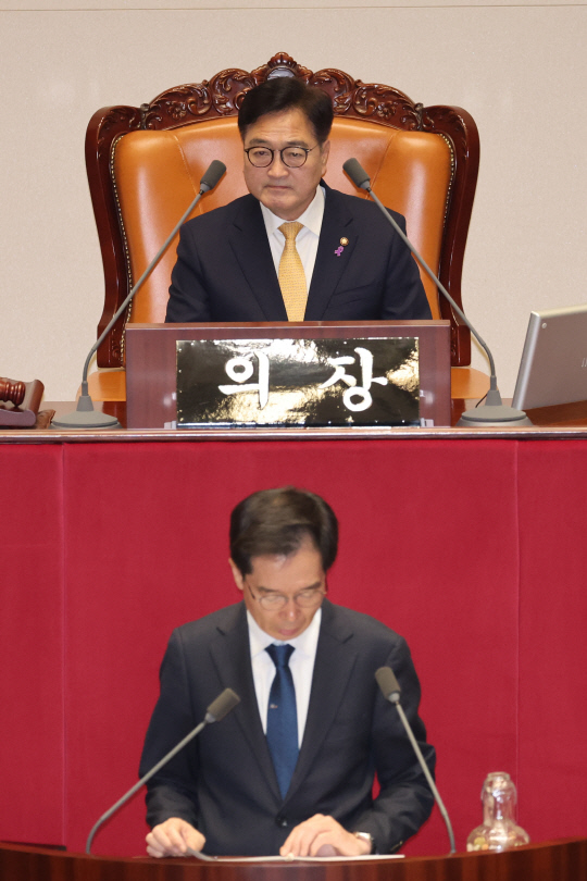 정명호 국회 의사국장이 10일 오후 국회 본회의에서 박성재 법무부 장관과 조지호 경찰청장 탄핵소추안을 보고하고 있다. 연합뉴스